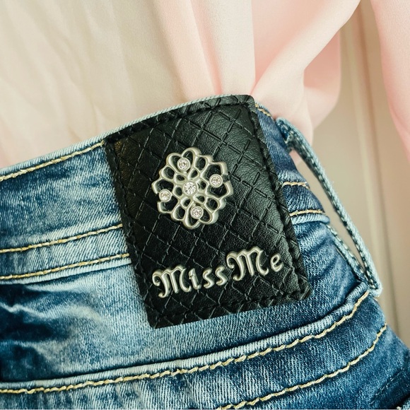Miss Me RARE Floral Pocket
Styling Embroidery Gemstone Mid-Rise Short sz 28 NWT - Picture 6 of 12
